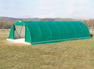 Un beau tunnel de stockage avec bâche PVC tendue sur des arceaux pour les pros et institutions